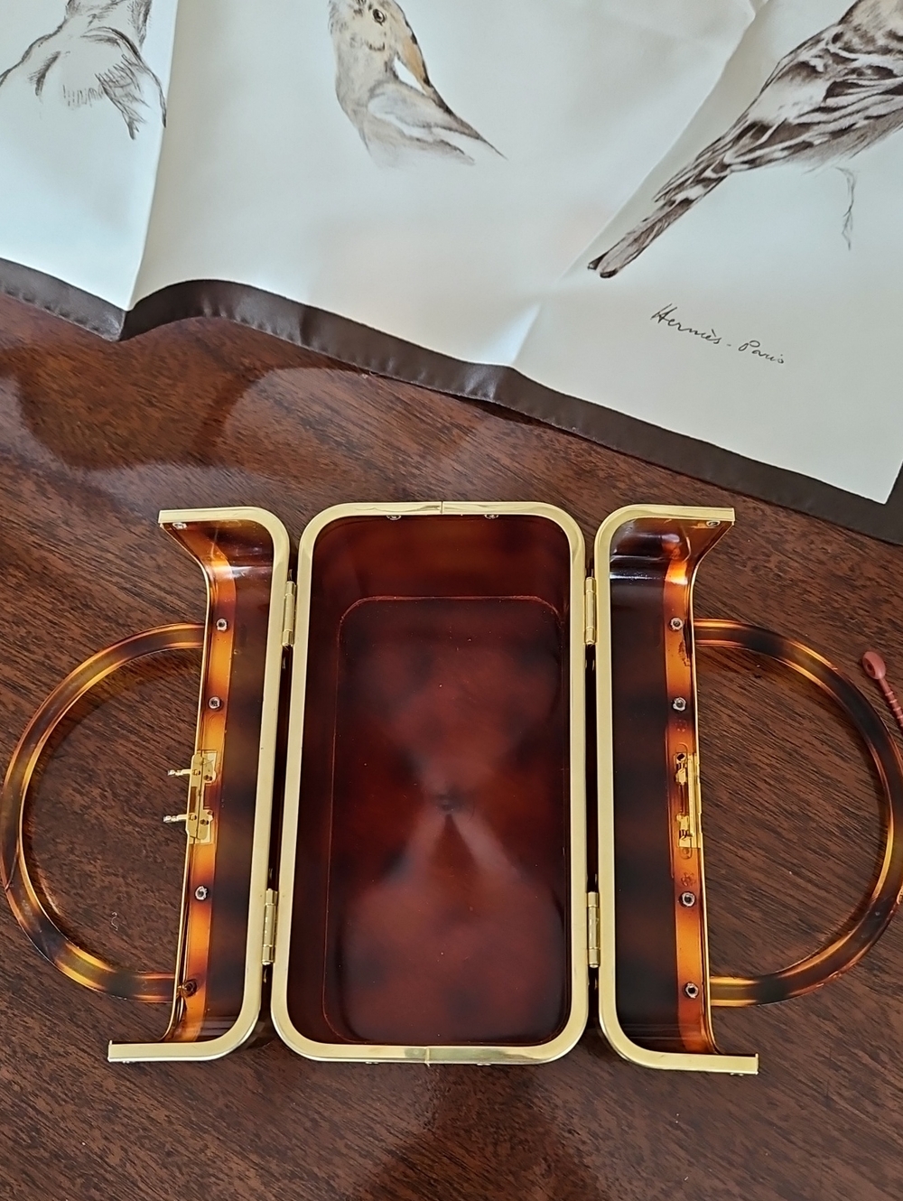 Vintage 1970s French Tortoiseshell Lucite Trunk Purse Amber/Brown - Gold Trim - Picture 6 of 16